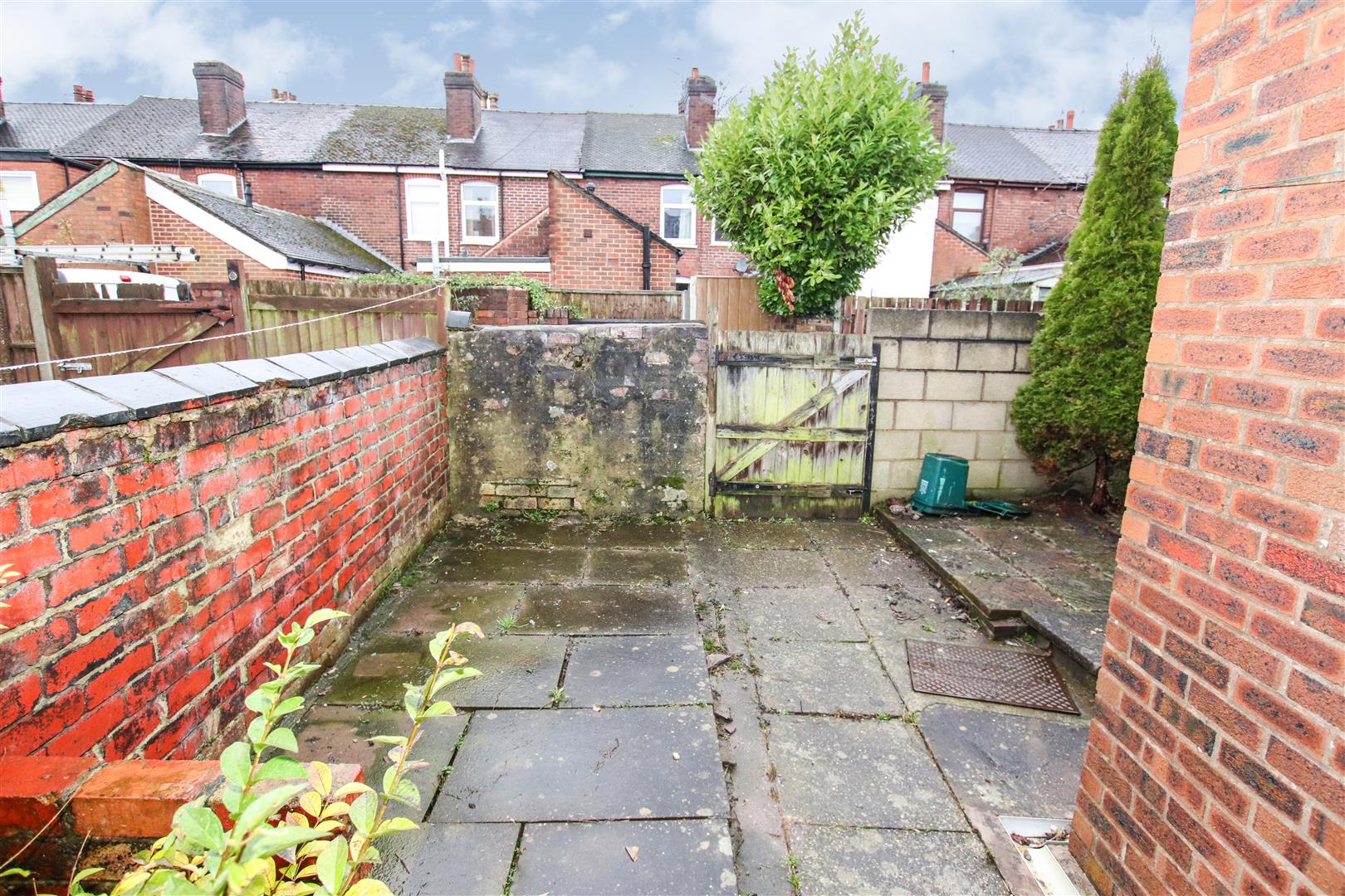 ENCLOSED REAR YARD